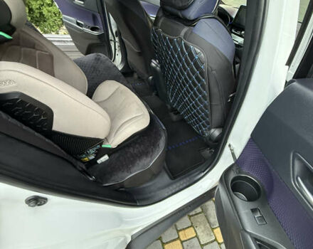 Білий Тойота C-HR EV, об'ємом двигуна 0 л та пробігом 62 тис. км за 18000 $, фото 11 на Automoto.ua