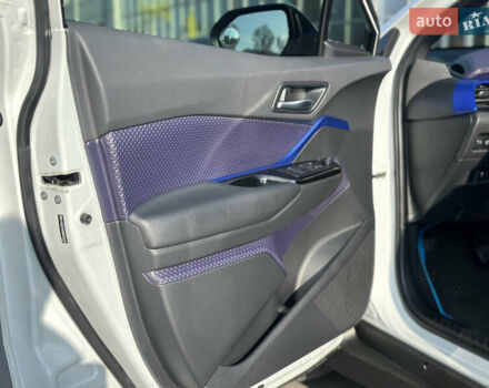 Белый Тойота C-HR EV, объемом двигателя 0 л и пробегом 57 тыс. км за 19300 $, фото 22 на Automoto.ua