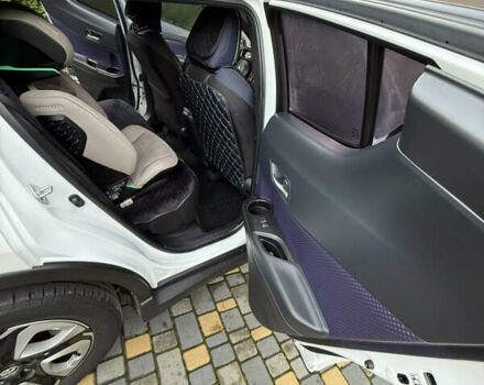 Білий Тойота C-HR EV, об'ємом двигуна 0 л та пробігом 62 тис. км за 18000 $, фото 4 на Automoto.ua