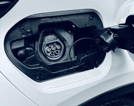 Білий Тойота C-HR EV, об'ємом двигуна 0 л та пробігом 22 тис. км за 17800 $, фото 23 на Automoto.ua