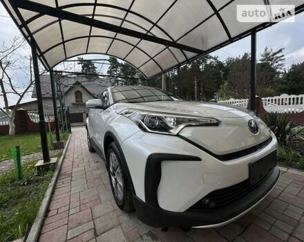 Белый Тойота C-HR EV, объемом двигателя 0 л и пробегом 8 тыс. км за 19900 $, фото 2 на Automoto.ua