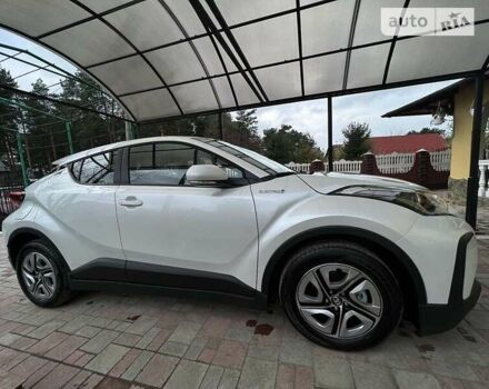 Белый Тойота C-HR EV, объемом двигателя 0 л и пробегом 8 тыс. км за 19900 $, фото 4 на Automoto.ua