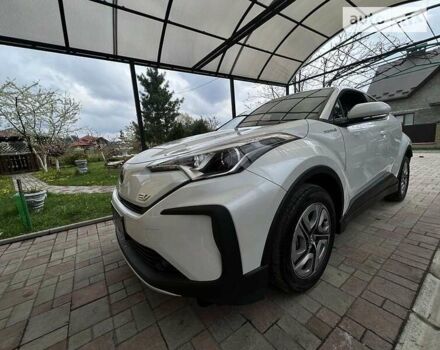 Белый Тойота C-HR EV, объемом двигателя 0 л и пробегом 8 тыс. км за 19900 $, фото 18 на Automoto.ua