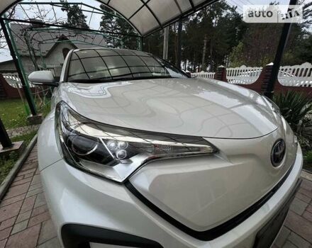 Белый Тойота C-HR EV, объемом двигателя 0 л и пробегом 8 тыс. км за 19900 $, фото 27 на Automoto.ua
