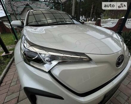 Белый Тойота C-HR EV, объемом двигателя 0 л и пробегом 8 тыс. км за 19900 $, фото 22 на Automoto.ua