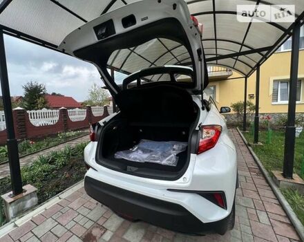 Белый Тойота C-HR EV, объемом двигателя 0 л и пробегом 8 тыс. км за 19900 $, фото 12 на Automoto.ua