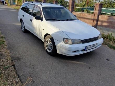Білий Тойота Carina E, об'ємом двигуна 2 л та пробігом 300 тис. км за 2750 $, фото 1 на Automoto.ua