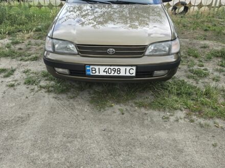 Бежевий Тойота Carina E, об'ємом двигуна 1.6 л та пробігом 243 тис. км за 3500 $, фото 1 на Automoto.ua