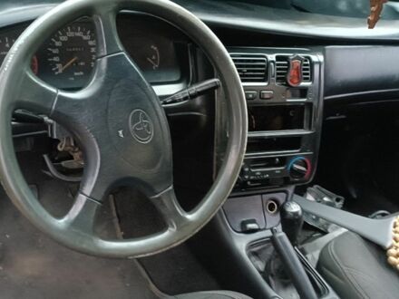 Червоний Тойота Carina E, об'ємом двигуна 1.6 л та пробігом 350 тис. км за 952 $, фото 1 на Automoto.ua