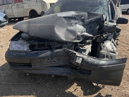 Зелений Тойота Carina E, об'ємом двигуна 1.6 л та пробігом 389 тис. км за 1000 $, фото 1 на Automoto.ua