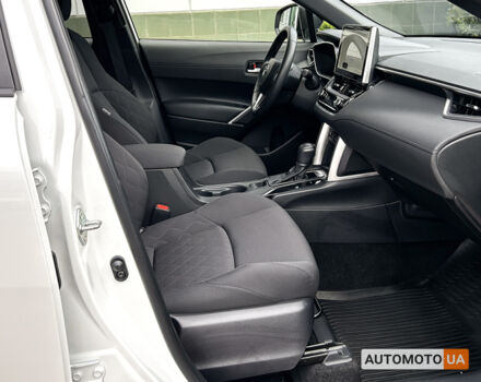 Белый Тойота Corolla Cross, объемом двигателя 2 л и пробегом 6 тыс. км за 35000 $, фото 10 на Automoto.ua