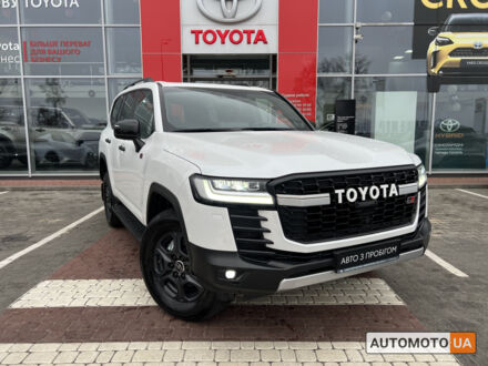 Тойота Land Cruiser 300 2023 в Виннице на Automoto.ua Белый Тойота Land Cruiser 300, объемом двигателя 3.4 л и пробегом 4 тыс. км за 3550000 $, фото 1 на Automoto.ua