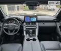 Черный Тойота Land Cruiser 300, объемом двигателя 3.3 л и пробегом 6 тыс. км за 99900 $, фото 28 на Automoto.ua