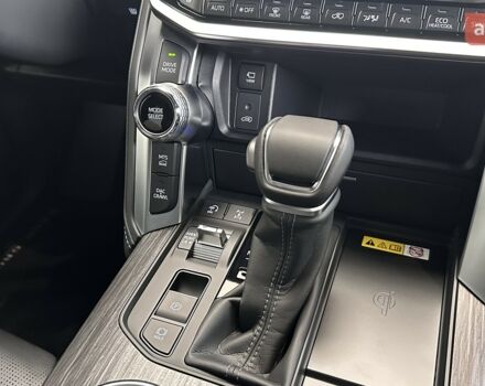 Тойота Land Cruiser 300, объемом двигателя 3.3 л и пробегом 0 тыс. км за 96948 $, фото 19 на Automoto.ua