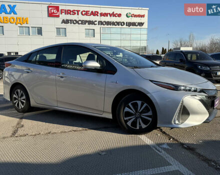 Серый Тойота Prius Prime, объемом двигателя 1.8 л и пробегом 104 тыс. км за 18000 $, фото 2 на Automoto.ua