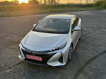 Серый Тойота Prius Prime, объемом двигателя 1.8 л и пробегом 93 тыс. км за 22300 $, фото 1 на Automoto.ua