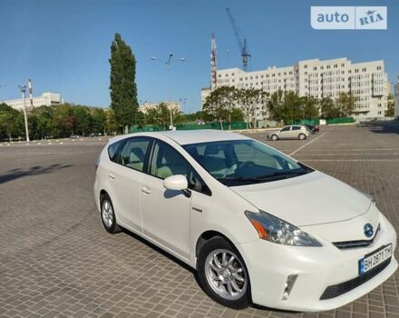 Белый Тойота Prius v, объемом двигателя 1.8 л и пробегом 192 тыс. км за 12250 $, фото 1 на Automoto.ua