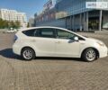 Белый Тойота Prius v, объемом двигателя 1.8 л и пробегом 192 тыс. км за 12250 $, фото 2 на Automoto.ua