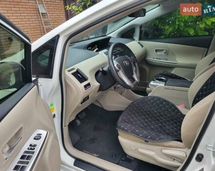 Белый Тойота Prius v, объемом двигателя 1.8 л и пробегом 197 тыс. км за 14000 $, фото 2 на Automoto.ua