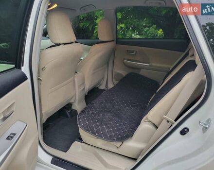 Белый Тойота Prius v, объемом двигателя 1.8 л и пробегом 197 тыс. км за 14000 $, фото 3 на Automoto.ua