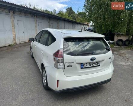 Белый Тойота Prius v, объемом двигателя 1.8 л и пробегом 170 тыс. км за 13450 $, фото 2 на Automoto.ua