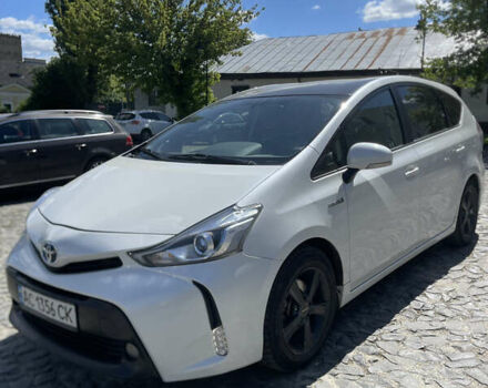 Белый Тойота Prius v, объемом двигателя 1.8 л и пробегом 256 тыс. км за 15499 $, фото 1 на Automoto.ua