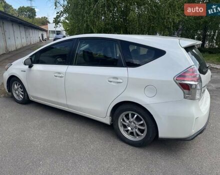 Белый Тойота Prius v, объемом двигателя 1.8 л и пробегом 170 тыс. км за 13450 $, фото 1 на Automoto.ua