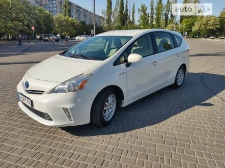 Белый Тойота Prius v, объемом двигателя 1.8 л и пробегом 192 тыс. км за 12250 $, фото 1 на Automoto.ua