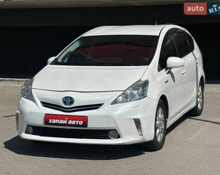 Белый Тойота Prius v, объемом двигателя 1.8 л и пробегом 234 тыс. км за 11000 $, фото 1 на Automoto.ua