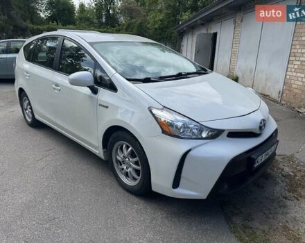 Белый Тойота Prius v, объемом двигателя 1.8 л и пробегом 170 тыс. км за 13450 $, фото 1 на Automoto.ua