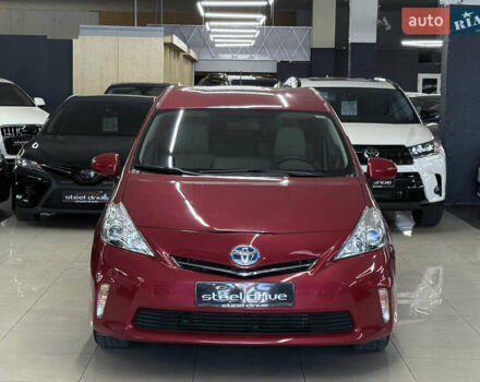 Красный Тойота Prius v, объемом двигателя 1.8 л и пробегом 235 тыс. км за 12189 $, фото 2 на Automoto.ua