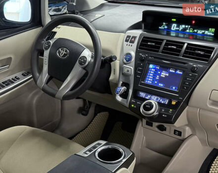 Красный Тойота Prius v, объемом двигателя 1.8 л и пробегом 235 тыс. км за 12189 $, фото 17 на Automoto.ua