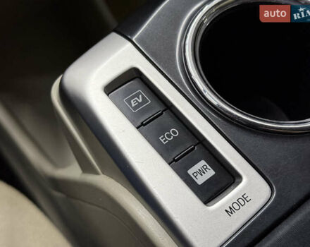 Красный Тойота Prius v, объемом двигателя 1.8 л и пробегом 235 тыс. км за 12189 $, фото 27 на Automoto.ua