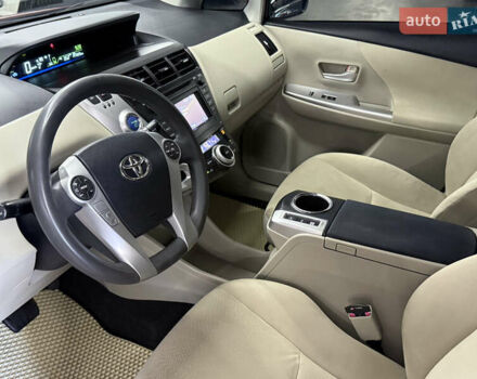 Красный Тойота Prius v, объемом двигателя 1.8 л и пробегом 235 тыс. км за 12189 $, фото 11 на Automoto.ua