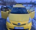 Желтый Тойота Prius v, объемом двигателя 1.8 л и пробегом 800 тыс. км за 6000 $, фото 1 на Automoto.ua