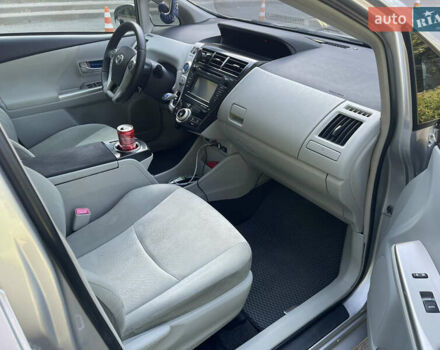 Серый Тойота Prius v, объемом двигателя 1.8 л и пробегом 220 тыс. км за 11499 $, фото 12 на Automoto.ua