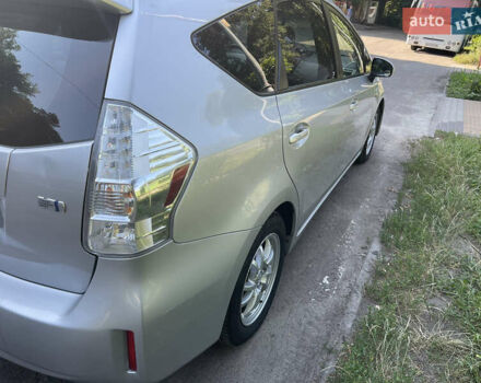 Сірий Тойота Prius v, об'ємом двигуна 1.8 л та пробігом 250 тис. км за 12700 $, фото 4 на Automoto.ua