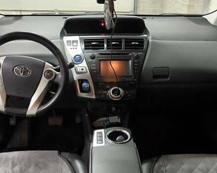 Серый Тойота Prius v, объемом двигателя 1.8 л и пробегом 204 тыс. км за 13650 $, фото 4 на Automoto.ua
