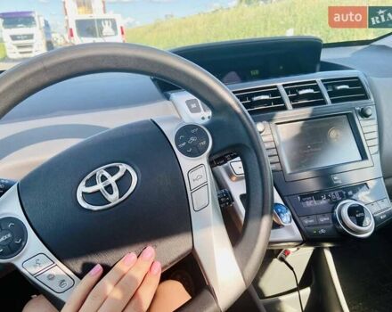 Серый Тойота Prius v, объемом двигателя 1.8 л и пробегом 220 тыс. км за 12699 $, фото 1 на Automoto.ua