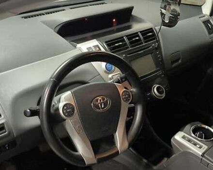 Серый Тойота Prius v, объемом двигателя 1.8 л и пробегом 204 тыс. км за 13650 $, фото 3 на Automoto.ua