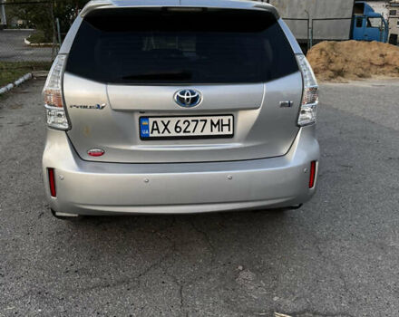 Серый Тойота Prius v, объемом двигателя 1.8 л и пробегом 240 тыс. км за 12000 $, фото 2 на Automoto.ua
