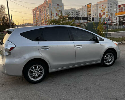 Серый Тойота Prius v, объемом двигателя 1.8 л и пробегом 240 тыс. км за 12000 $, фото 3 на Automoto.ua