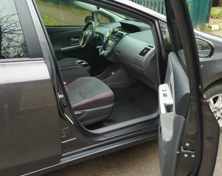 Серый Тойота Prius v, объемом двигателя 1.8 л и пробегом 234 тыс. км за 13000 $, фото 8 на Automoto.ua