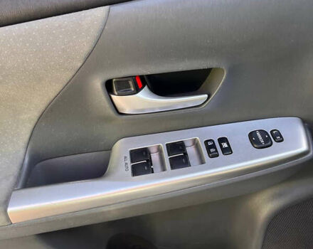 Серый Тойота Prius v, объемом двигателя 1.8 л и пробегом 272 тыс. км за 13000 $, фото 7 на Automoto.ua