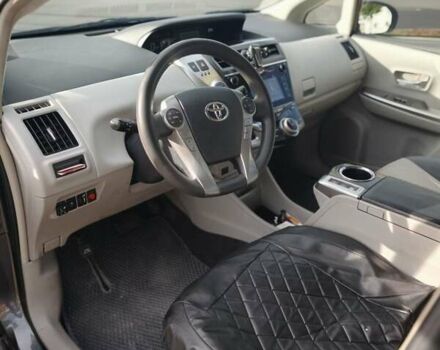 Сірий Тойота Prius v, об'ємом двигуна 1.8 л та пробігом 202 тис. км за 12000 $, фото 10 на Automoto.ua
