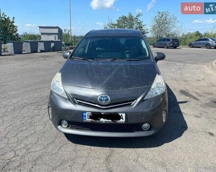 Серый Тойота Prius v, объемом двигателя 1.8 л и пробегом 227 тыс. км за 11000 $, фото 1 на Automoto.ua