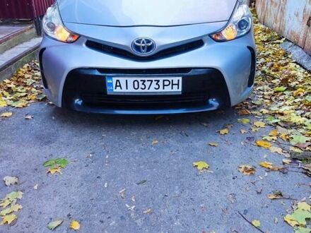 Тойота Prius v 2016 в Киеве на Automoto.ua Серый Тойота Prius v, объемом двигателя 1.8 л и пробегом 242 тыс. км за 14800 $, фото 1 на Automoto.ua