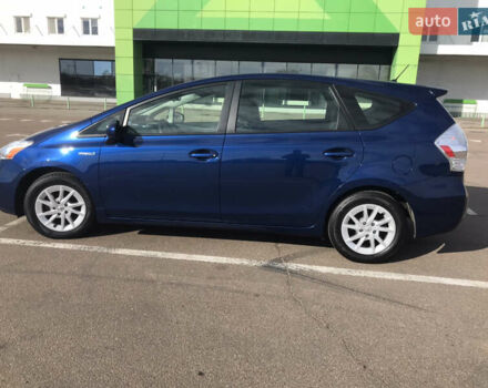 Синий Тойота Prius v, объемом двигателя 1.8 л и пробегом 195 тыс. км за 11950 $, фото 2 на Automoto.ua