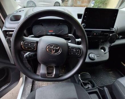 Белый Тойота Proace City Verso, объемом двигателя 1.5 л и пробегом 175 тыс. км за 20000 $, фото 1 на Automoto.ua