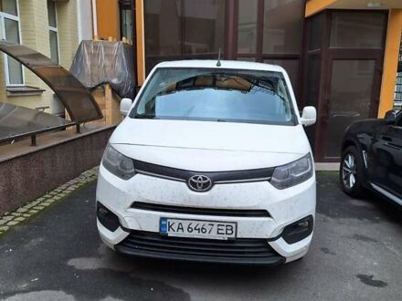 Белый Тойота Proace City Verso, объемом двигателя 1.5 л и пробегом 175 тыс. км за 20000 $, фото 1 на Automoto.ua